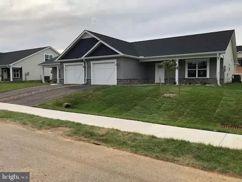 736 Dripping Spring Dr, Hedgesville, WV 25427