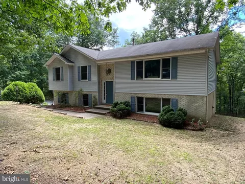 1322 Chantilly Ln, Inwood, WV 25428