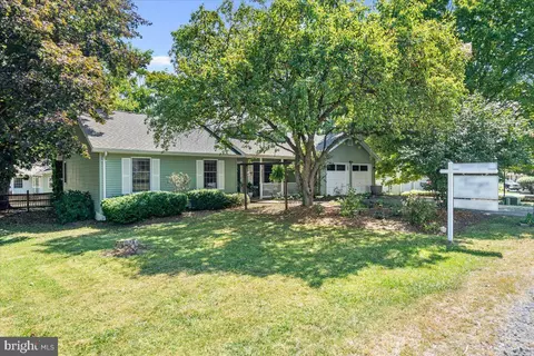 215 Dartmouth Ln, Falling Waters, WV 25419