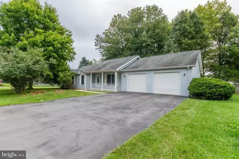 17 Stanford Ln, Falling Waters, WV 25419