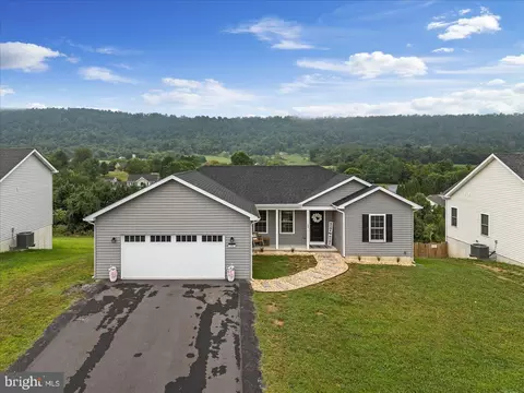 490 Duckwoods Ln, Martinsburg, WV 25403