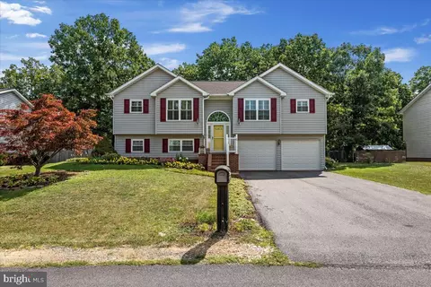 128 Longwood Dr, Bunker Hill, WV 25413