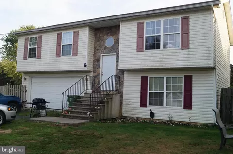 35 Revolution Dr, Bunker Hill, WV 25413
