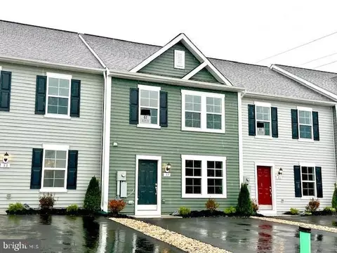 37 Needle Ct, Bunker Hill, WV 25413