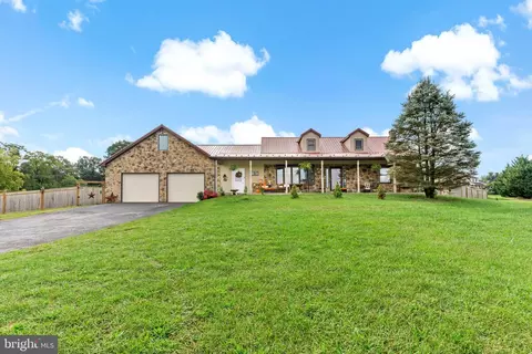 458 Camelot Blvd, Falling Waters, WV 25419