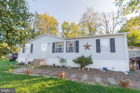 52 Commonwealth Ave, Bunker Hill, WV 25413
