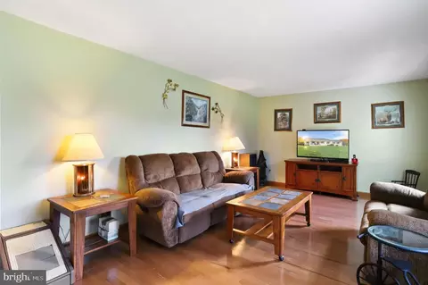 1428 Broad Ln, Falling Waters, WV 25419 photo 4