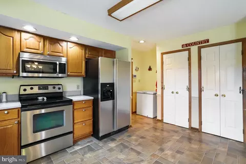 1428 Broad Ln, Falling Waters, WV 25419 photo 11