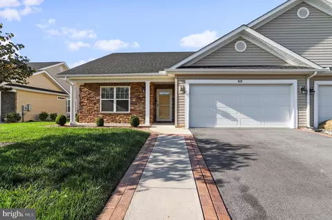 40 Chagrin Dr, Falling Waters, WV 25419