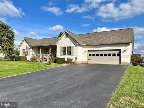 11 Wisteria Ct, Falling Waters, WV 25419