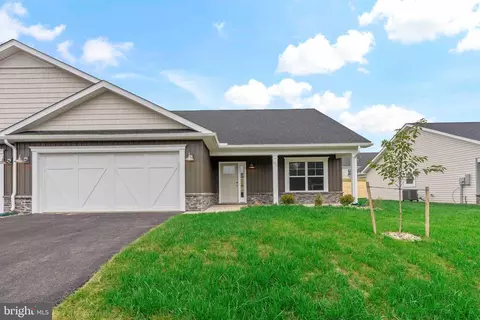 811 Dripping Spring Dr, Hedgesville, WV 25427