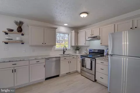 889 Emerson Dr, Falling Waters, WV 25419 photo 11