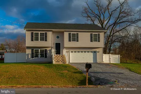 811 Wendover Dr, Bunker Hill, WV 25413