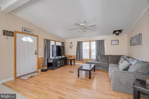 276 Burnside Dr, Falling Waters, WV 25419 photo 5