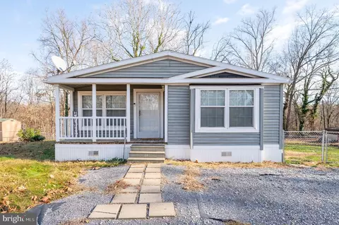 276 Burnside Dr, Falling Waters, WV 25419