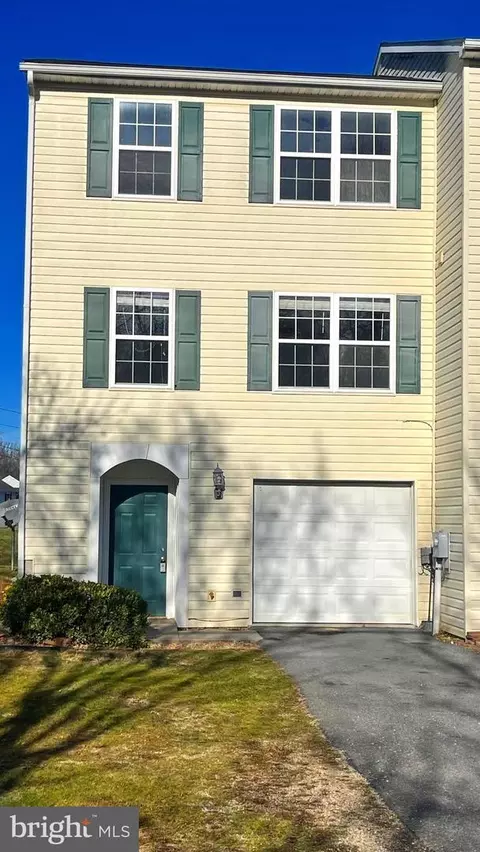 114 Sir Washington St, Inwood, WV 25428
