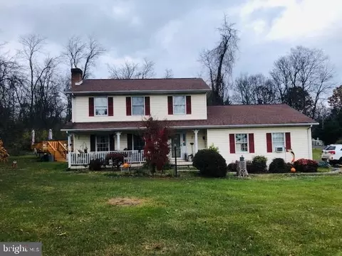 17 Chenoweth Dr, Bunker Hill, WV 25413