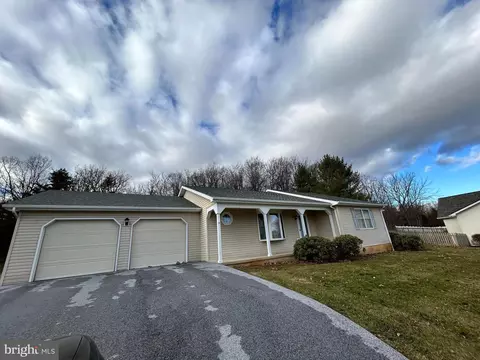 218 Dartmouth Ln, Falling Waters, WV 25419