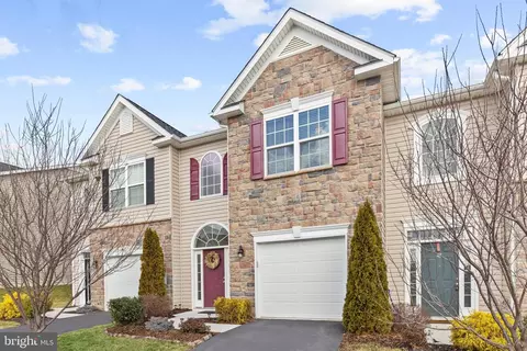 43 Polygon Pl, Falling Waters, WV 25419