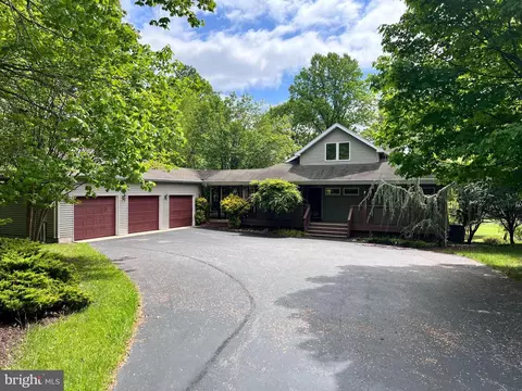 5 Peacepipe Ln, Hedgesville, WV 25427