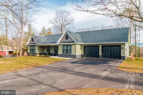 19 Peace Pipe Ln, Hedgesville, WV 25427