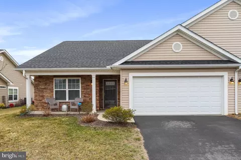 43 Chalcot Pl, Falling Waters, WV 25419