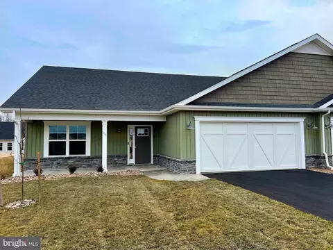 315 Dripping Spring Dr, Hedgesville, WV 25427