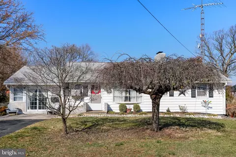 25 Breeze Hill Ln, Martinsburg, WV 25405