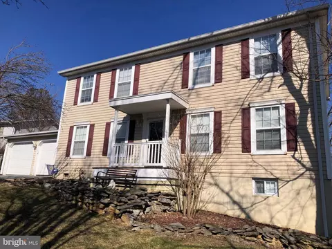 935 Hillcrest Dr, Martinsburg, WV 25401
