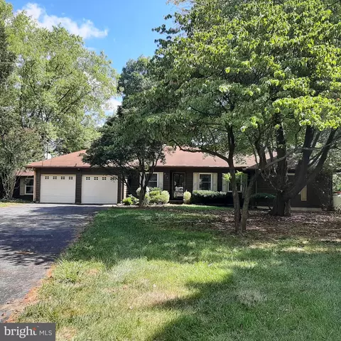 917 Hillcrest Dr, Martinsburg, WV 25401