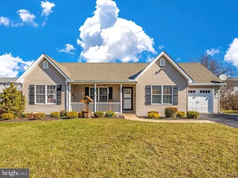 101 Oriole Ln, Falling Waters, WV 25419