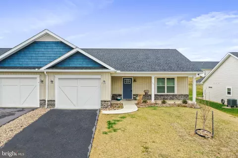 613 Dripping Spring Dr, Hedgesville, WV 25427