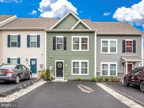 208 Scotch Pine Dr, Bunker Hill, WV 25413