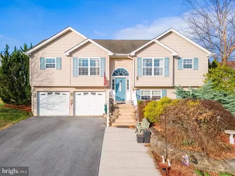 92 Strada Dr E, Martinsburg, WV 25403
