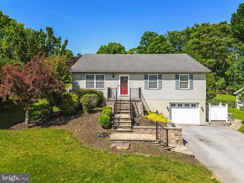 61 Putnam Dr, Inwood, WV 25428