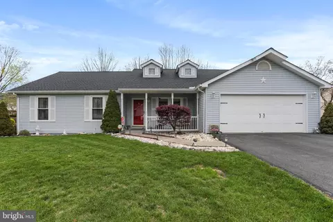 135 Stanford Ln, Falling Waters, WV 25419