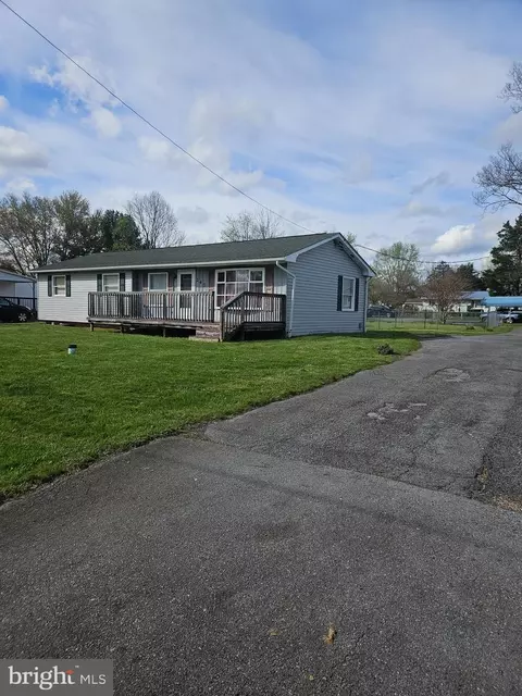 260 Henshaw Rd, Bunker Hill, WV 25413