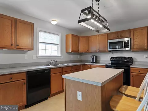Kitchen - 403 Brandenburg Dr, Falling Waters, WV 25419 photo 4 of 4