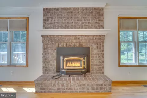 Living - 95 Sheffield Ln, Falling Waters, WV 25419 photo 3 of 5