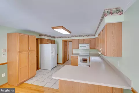 Kitchen - 95 Sheffield Ln, Falling Waters, WV 25419 photo 4 of 5