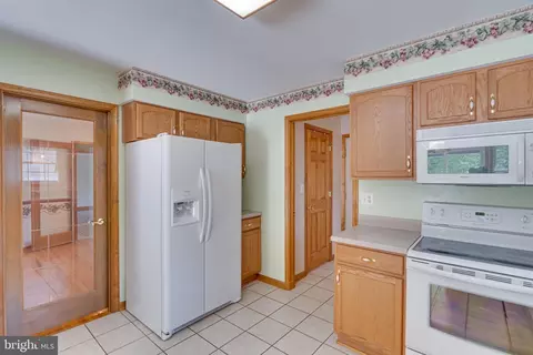 Kitchen - 95 Sheffield Ln, Falling Waters, WV 25419 photo 3 of 5