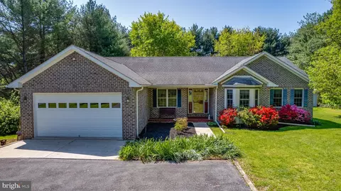 95 Sheffield Ln, Falling Waters, WV 25419