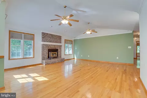 Living - 95 Sheffield Ln, Falling Waters, WV 25419 photo 2 of 5
