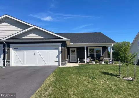 572 Dripping Spring Dr, Hedgesville, WV 25427