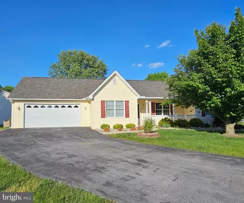 81 Hummingbird Ln, Falling Waters, WV 25419