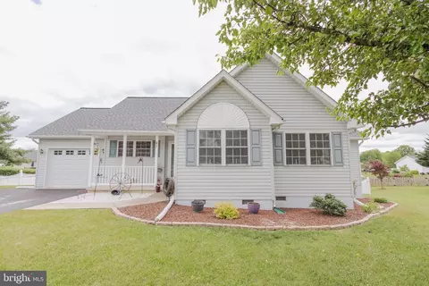 41 Wisteria Ct, Falling Waters, WV 25419