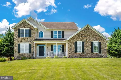 221 Berkshire Dr, Falling Waters, WV 25419