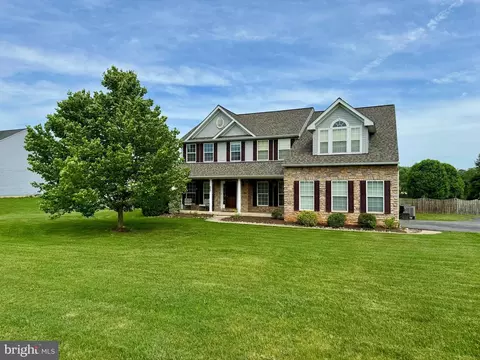 662 Crushed Apple Dr, Martinsburg, WV 25403