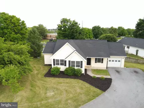 80 Hummingbird Ln, Falling Waters, WV 25419