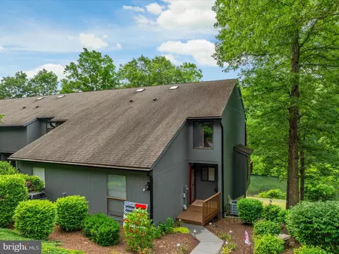 70 Fishhook Ln, Hedgesville, WV 25427